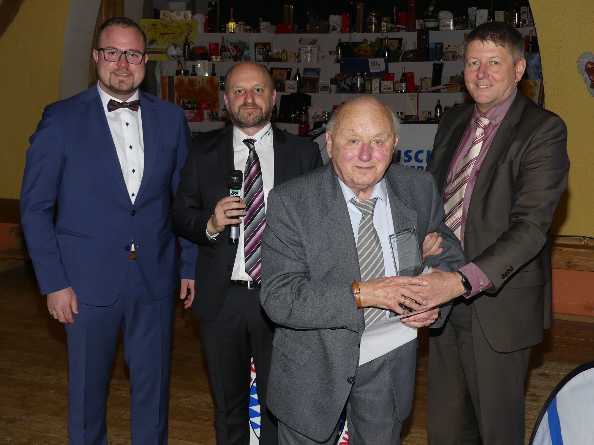 zwei-ehrungen-f-r-60-j-hrige-mitgliedschaft-in-der-gruppe-straubing
